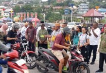 Berbagi Berkah Ramadan, ABT Bagikan Takjil untuk Warga Fakfak.