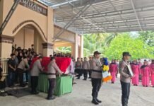 Tangis Haru Iringi Pemakaman Brigpol Rajamang, Bhayangkara Polres Mateng Dilepas dengan Penghormatan Terakhir