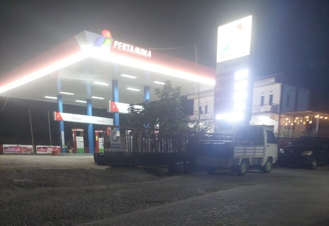 Antrian Jergen Mengular di SPBU Mala’bo, BBM Subsidi Ludes Diduga Dikuasai Oknum Antrian Jergen Mengular di SPBU Mala’bo, BBM Subsidi Ludes Diduga Dikuasai Oknum