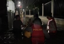 *Warga Terdampak Banjir Hubungi Layanan 110, Dit Samapta PMJ Evakuasi Warga Terdampak Banjir di Ciracas*
