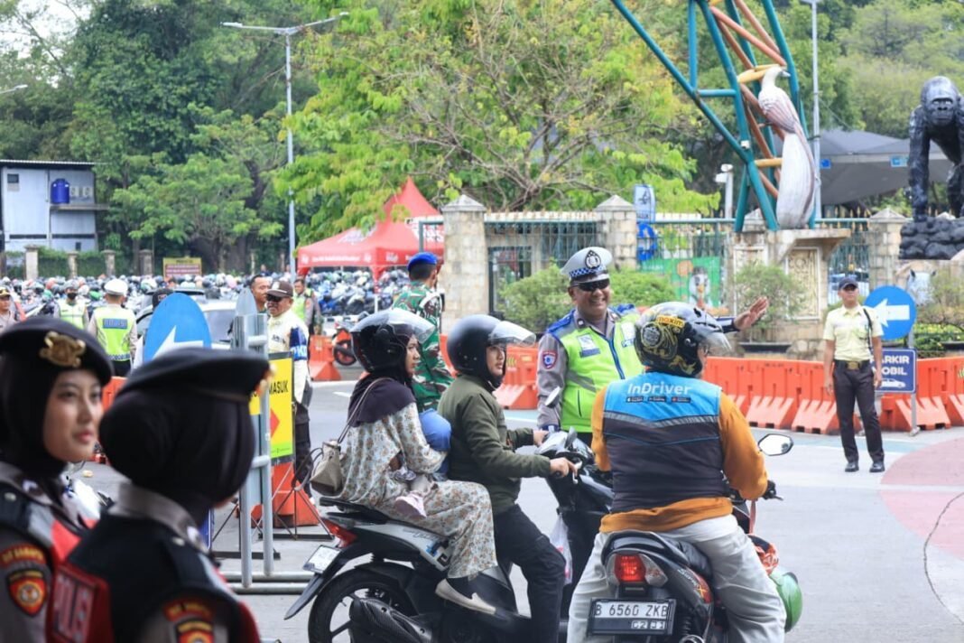 *Kenyamanan dan Keselamatan Masyarakat Jadi Prioritas, Polri Apresiasi Pengelola Taman Margasatwa Ragunan* *Kenyamanan dan Keselamatan Masyarakat Jadi Prioritas, Polri Apresiasi Pengelola Taman Margasatwa Ragunan*
