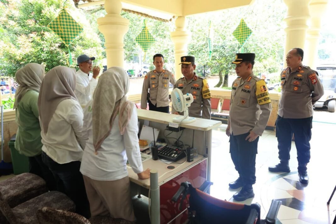 Tinjau Kawasan Wisata Ragunan, Polri Pastikan Keselamatan dan Kenyaman Masyarakat Saat Libur Lebaran Tinjau Kawasan Wisata Ragunan, Polri Pastikan Keselamatan dan Kenyaman Masyarakat Saat Libur Lebaran
