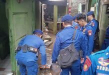*Ditpolairud Polda Metro Jaya Bersama Satgas Bang Jasri Bersihkan Permukiman Terdampak Banjir di Kebon Pala*