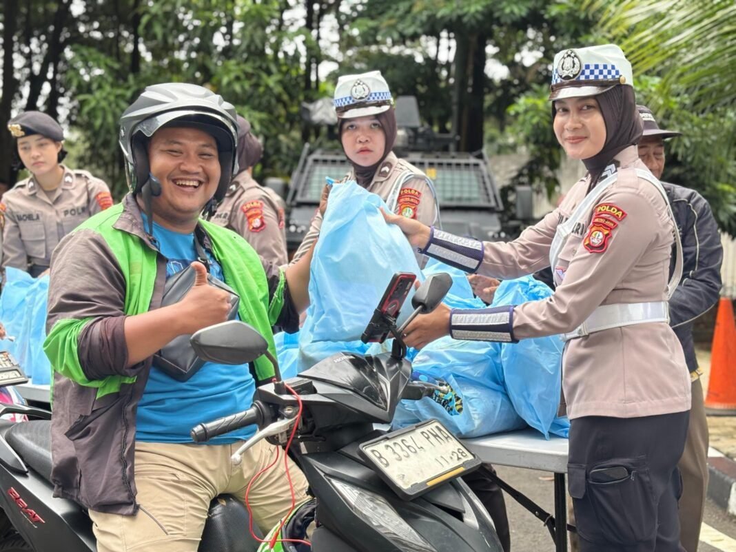 *Polda Metro Jaya Gelar Jumat Peduli, Bagikan Sembako kepada Masyarakat* *Polda Metro Jaya Gelar Jumat Peduli, Bagikan Sembako kepada Masyarakat*