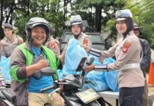 *Polda Metro Jaya Gelar Jumat Peduli, Bagikan Sembako kepada Masyarakat*