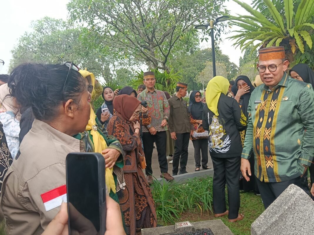 Jejak Sejarah Tak Pernah Padam: Ziarah HJB ke-696 Jadi Simfoni Penghormatan dan Identitas Bone Jejak Sejarah Tak Pernah Padam: Ziarah HJB ke-696 Jadi Simfoni Penghormatan dan Identitas Bone