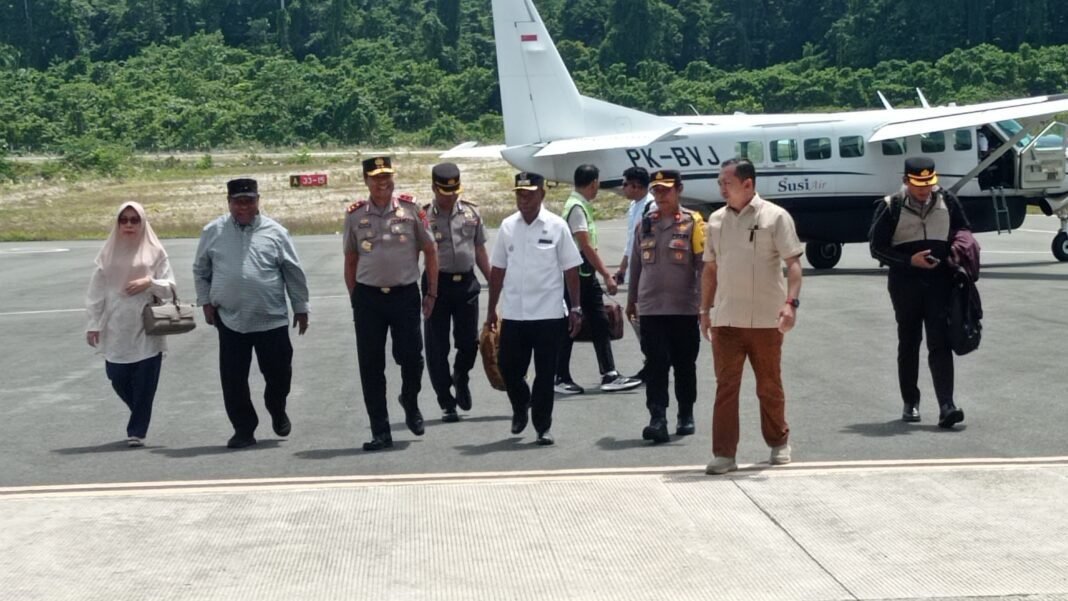 Kapolda dan Sekda Papua Barat Kunjungi Fakfak, Perkuat Sinergi Keamanan dan Pemerintahan. Kapolda dan Sekda Papua Barat Kunjungi Fakfak, Perkuat Sinergi Keamanan dan Pemerintahan.