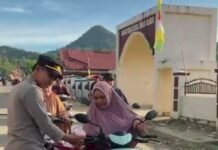 Polsek Mambi Berbagi Takjil, Pererat Kepedulian di Bulan Suci Ramadhan