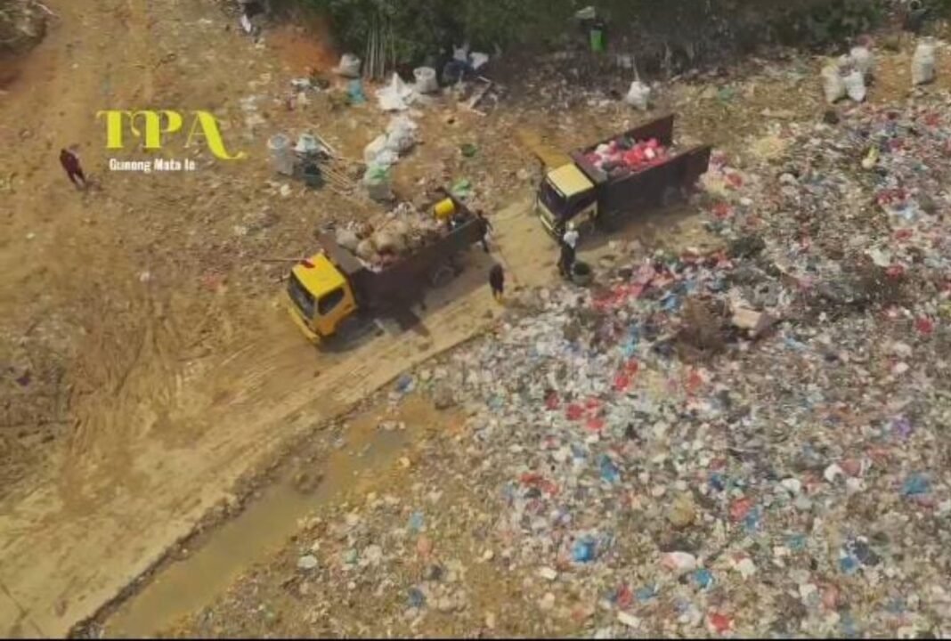 DLH Aceh Barat Kerahkan 3 Alat Berat Dan 22 Armada Untuk Optimalkan Pengolahan Sampah Di TPA Gunong Mata Ie DLH Aceh Barat Kerahkan 3 Alat Berat Dan 22 Armada Untuk Optimalkan Pengolahan Sampah Di TPA Gunong Mata Ie