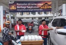 Ramadan di Fakfak: SPBU Berbagi Takjil untuk Pengendara di Tengah Antrean BBM.