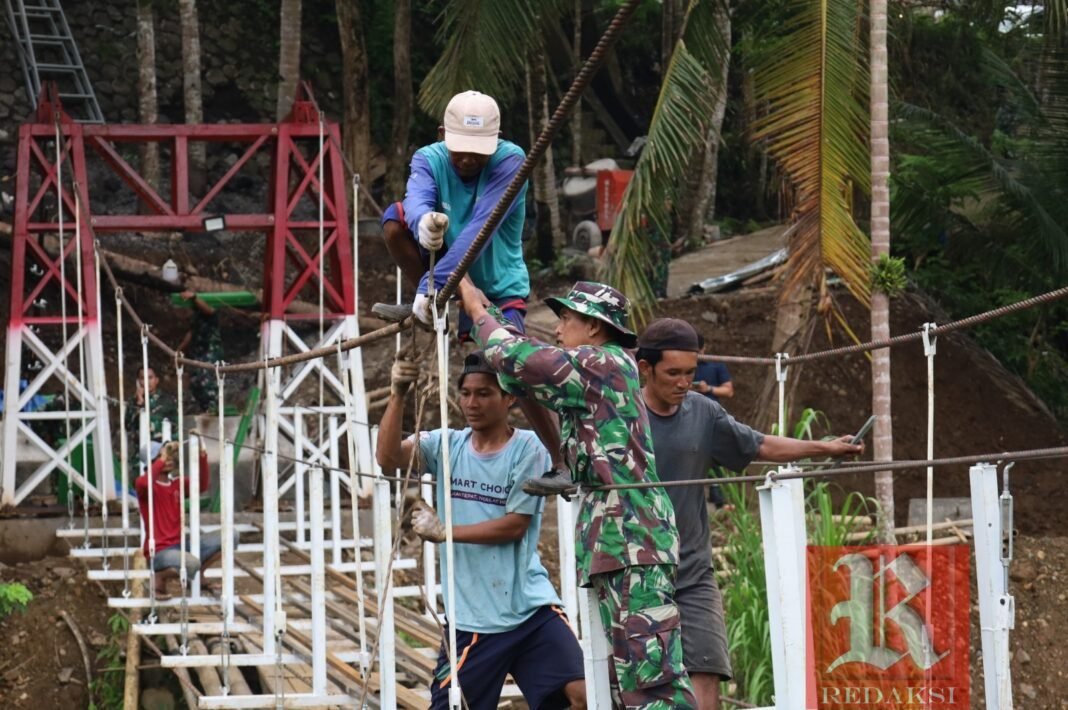 TNI dan Warga Kebut Penyelesaian Jembatan Gantung Garuda di Plipir