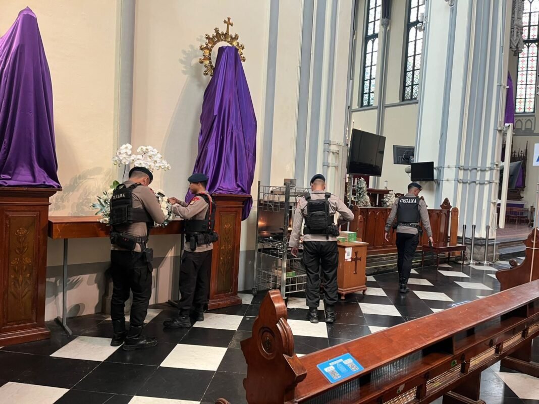 *Brimob Polda Metro Sterilisasi Gereja Pastikan Paskah Aman* *Brimob Polda Metro Sterilisasi Gereja Pastikan Paskah Aman*