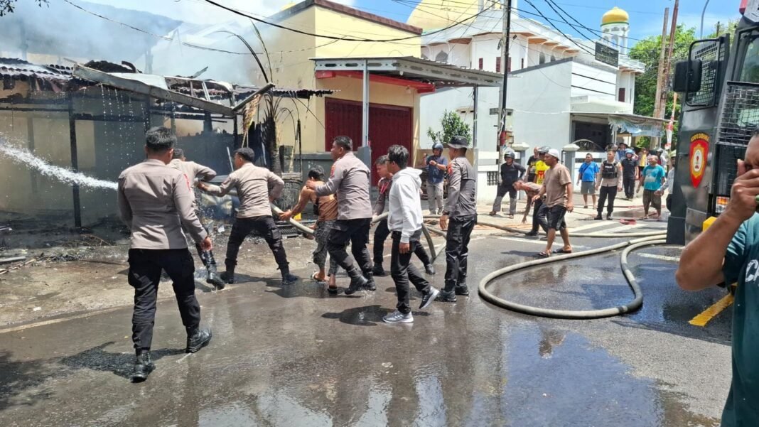 Respon Cepat Polres Ternate Tangani Kebakaran Warung Bakso di Takoma, Dipastikan Tidak Ada Korban Jiwa Respon Cepat Polres Ternate Tangani Kebakaran Warung Bakso di Takoma, Dipastikan Tidak Ada Korban Jiwa