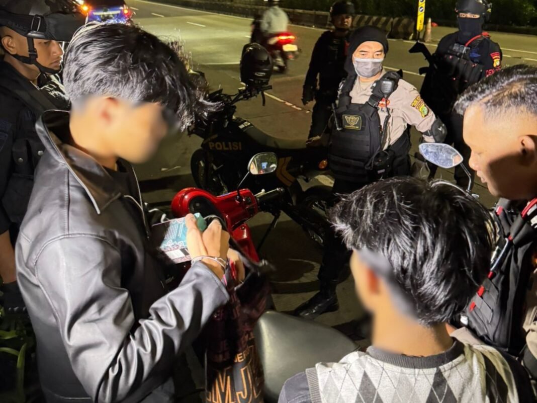Polda Metro Jaya Membubarkan Pemuda Saat Pesta Miras Di Jakarta Timur, gabungan Brimob Batalyon Polda Metro Jaya Membubarkan Pemuda Saat Pesta Miras Di Jakarta Timur, gabungan Brimob Batalyon