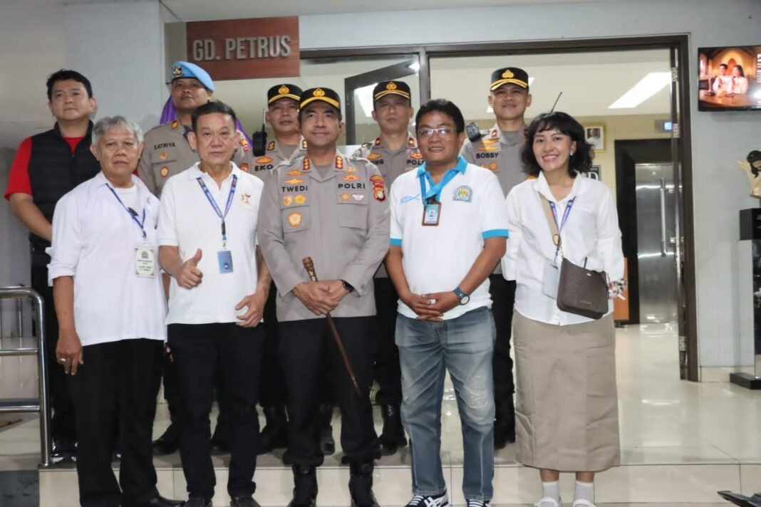 *Polres Metro Jakarta Barat Pastikan Paskah 2026 Aman dan Khidmat, 147 Personel Amankan 33 Gereja* *Polres Metro Jakarta Barat Pastikan Paskah 2026 Aman dan Khidmat, 147 Personel Amankan 33 Gereja*