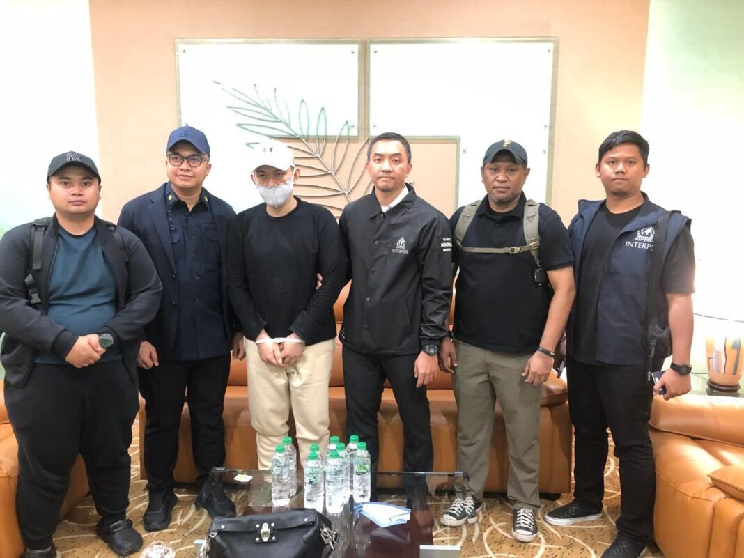 *NCB Interpol Polri Tangkap Buronan Narkotika “The Doctor” di Malaysia, Segera Dipulangkan ke Indonesia* *NCB Interpol Polri Tangkap Buronan Narkotika “The Doctor” di Malaysia, Segera Dipulangkan ke Indonesia*