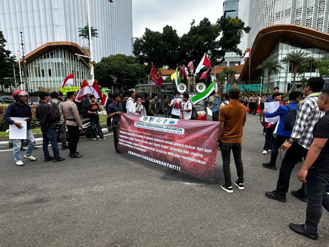 *Aksi Organisasi Mahasiswa Islam di Jakpus Kondusif, Polisi Bagikan Roti dan Air Mineral* *Aksi Organisasi Mahasiswa Islam di Jakpus Kondusif, Polisi Bagikan Roti dan Air Mineral*