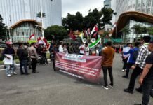 *Aksi Organisasi Mahasiswa Islam di Jakpus Kondusif, Polisi Bagikan Roti dan Air Mineral*