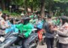 *Polda Metro Jaya Berbagi di Jumat Peduli, Ojol hingga Pekerja Harian Terima Sembako*