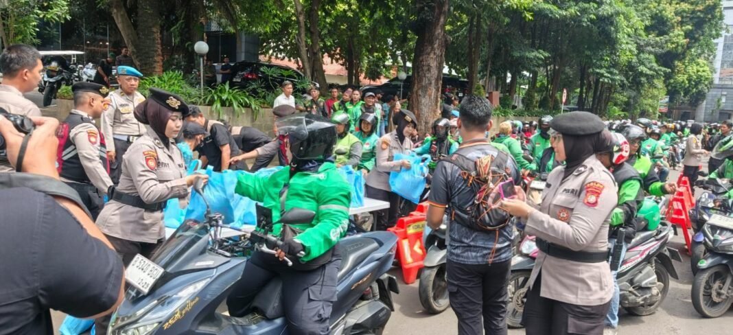 *Polda Metro Jaya Berbagi di Jumat Peduli, Ojol hingga Pekerja Harian Terima Sembako* *Polda Metro Jaya Berbagi di Jumat Peduli, Ojol hingga Pekerja Harian Terima Sembako*