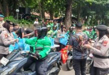 *Polda Metro Jaya Berbagi di Jumat Peduli, Ojol hingga Pekerja Harian Terima Sembako*