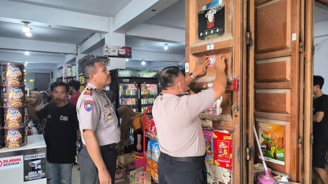 Sat Binmas Polres Mamuju Tengah Intensifkan Edukasi Bahaya Uang Palsu, Layanan 110 Disosialisasikan ke Warga Sat Binmas Polres Mamuju Tengah Intensifkan Edukasi Bahaya Uang Palsu, Layanan 110 Disosialisasikan ke Warga