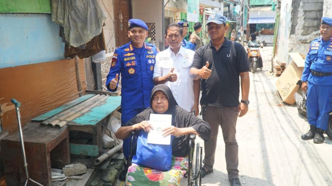 *Ditpolairud Polda Metro Jaya Salurkan Bantuan Kursi Roda kepada Warga Pesisir di Muara Angke* *Ditpolairud Polda Metro Jaya Salurkan Bantuan Kursi Roda kepada Warga Pesisir di Muara Angke*