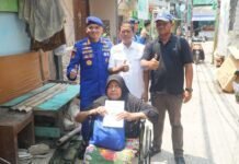 *Ditpolairud Polda Metro Jaya Salurkan Bantuan Kursi Roda kepada Warga Pesisir di Muara Angke*