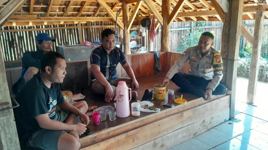 Sambang Warga Cipancur, Bhabinkamtibmas Polres Purwakarta Perkuat Sinergi dan Sosialisasikan Layanan 110 Sambang Warga Cipancur, Bhabinkamtibmas Polres Purwakarta Perkuat Sinergi dan Sosialisasikan Layanan 110