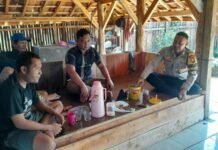 Sambang Warga Cipancur, Bhabinkamtibmas Polres Purwakarta Perkuat Sinergi dan Sosialisasikan Layanan 110