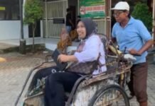 Demi Patuhi Arahan Bupati, Direktur RSUDMA Sumenep BerBecak Ria Saat Pulang Ngantor