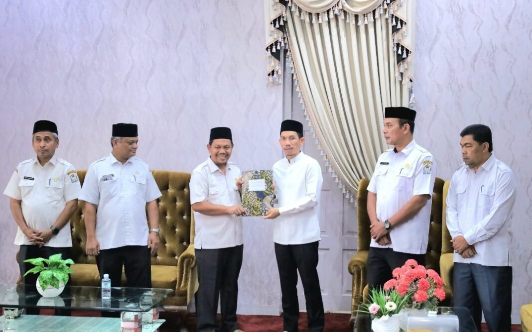 Bupati Aceh Barat Tarmizi Serahkan SK Untuk 3 Jabatan Strategis Dalam Lingkup Pemkab Bupati Aceh Barat Tarmizi Serahkan SK Untuk 3 Jabatan Strategis Dalam Lingkup Pemkab