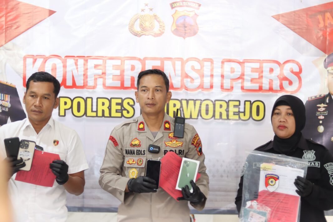Polres Purworejo Bongkar Sindikat Investasi Bodong “Meta Online”, Kerugian Korban Capai Rp452 Juta Polres Purworejo Bongkar Sindikat Investasi Bodong “Meta Online”, Kerugian Korban Capai Rp452 Juta