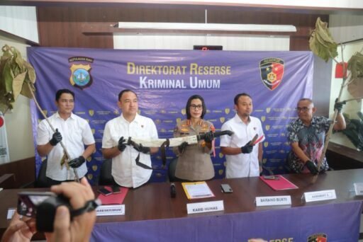 Polisi Serahkan Terduga Pelaku Perusak Ratusan Pohon Jati Emas Di Batam Ke Dinas Sosial Polisi Serahkan Terduga Pelaku Perusak Ratusan Pohon Jati Emas Di Batam Ke Dinas Sosial