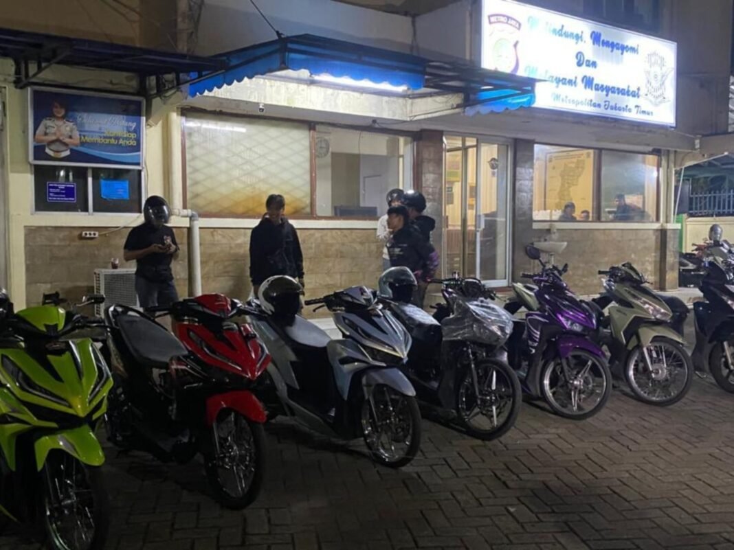 *Brimob Metro Jaya Amankan 7 Motor Diduga untuk Balap Liar di Jakarta Timur* *Brimob Metro Jaya Amankan 7 Motor Diduga untuk Balap Liar di Jakarta Timur*