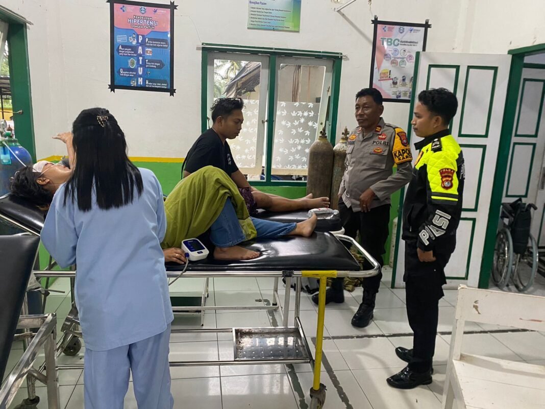 Pecah Ban di Jalur Karossa, Pick Up Hantam Toyota Agya: Korban Luka-Luka Dievakuasi ke Puskesmas Pecah Ban di Jalur Karossa, Pick Up Hantam Toyota Agya: Korban Luka-Luka Dievakuasi ke Puskesmas