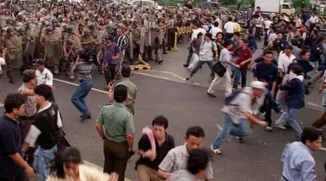 Aktivis Mahasiswa Serukan Perdamaian dalam Peringatan Tragedi Trisakti Aktivis Mahasiswa Serukan Perdamaian dalam Peringatan Tragedi Trisakti