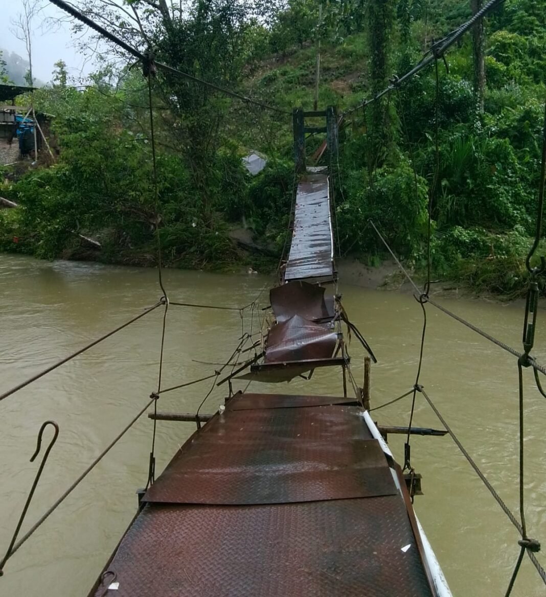 Tangis Warga Pecah Saat Jembatan Palado Putus Diterjang Banjir, Puluhan Jiwa di Mamasa Terancam Terisolasi Tangis Warga Pecah Saat Jembatan Palado Putus Diterjang Banjir, Puluhan Jiwa di Mamasa Terancam Terisolasi