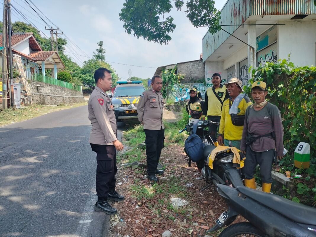 Polsek Pasawahan Patroli Dialogis: Imbau Pekerja Utamakan Keselamatan dan Waspada Curanmor Polsek Pasawahan Patroli Dialogis: Imbau Pekerja Utamakan Keselamatan dan Waspada Curanmor
