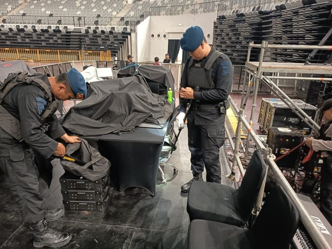 *Brimob Metro Jaya Sterilisasi Venue Konser One Ok Rock di Senayan, Pastikan Indonesia Arena Aman* *Brimob Metro Jaya Sterilisasi Venue Konser One Ok Rock di Senayan, Pastikan Indonesia Arena Aman*