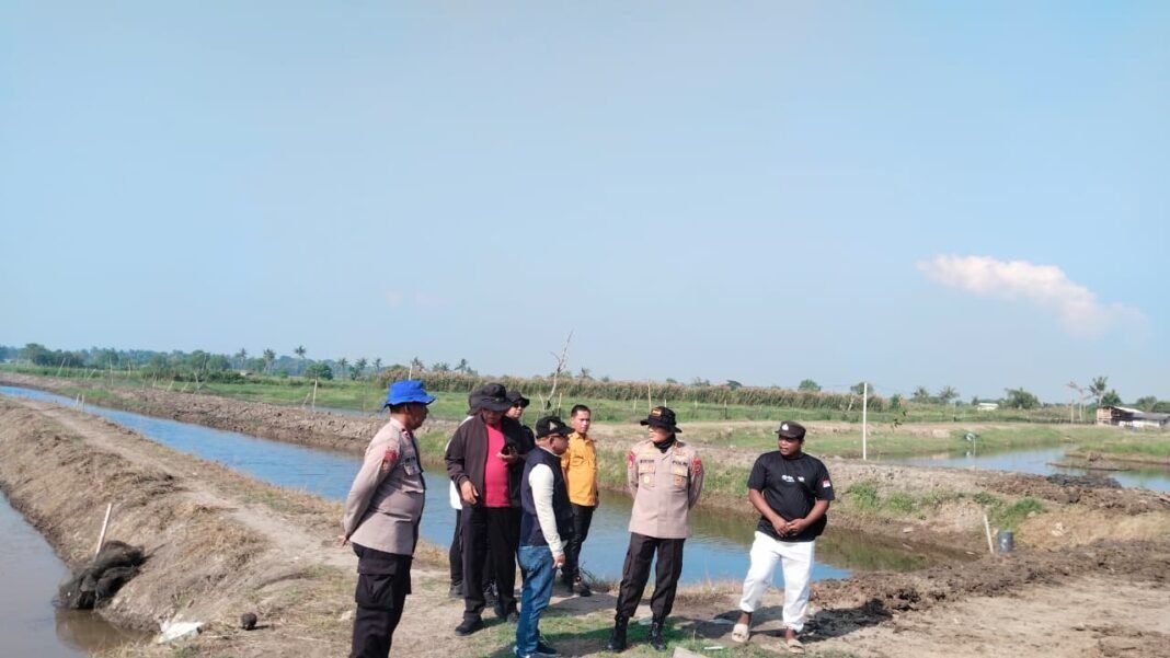 *Ditpolairud Polda Metro Jaya Tebar 300 Ribu Benih Udang Windu di Muaragembong Bekasi* *Ditpolairud Polda Metro Jaya Tebar 300 Ribu Benih Udang Windu di Muaragembong Bekasi*