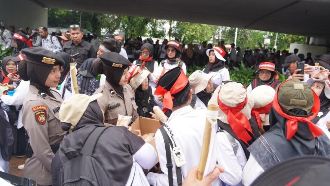 Polisi Bagikan Air Mineral dan Roti ke Massa Aksi Guru Honorer di DPR Polisi Bagikan Air Mineral dan Roti ke Massa Aksi Guru Honorer di DPR