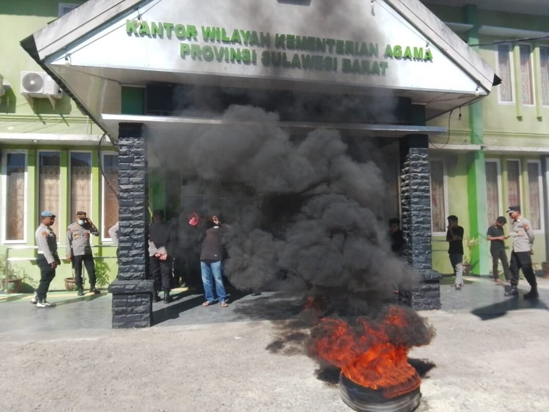 Kursi “Sakti” Kanwil Kemenag Sulbar Digoyang Mahasiswa, Dugaan Pungli PPPK Rp1,5 Juta Menguak Kursi “Sakti” Kanwil Kemenag Sulbar Digoyang Mahasiswa, Dugaan Pungli PPPK Rp1,5 Juta Menguak