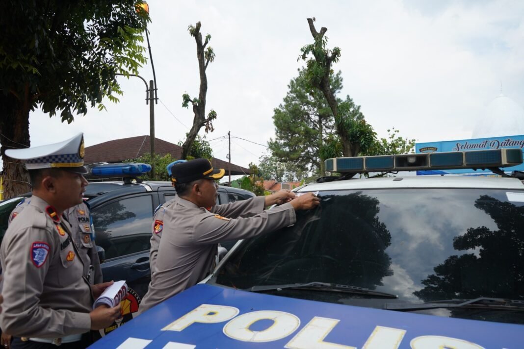 Polres Purwakarta Luncurkan Pemasangan Stiker Layanan Darurat 110 pada Kendaraan Operasional Polres Purwakarta Luncurkan Pemasangan Stiker Layanan Darurat 110 pada Kendaraan Operasional
