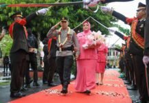 Tradisi Adat dan Pedang Pora Sambut Kapolda Maluku Utara di Sofifi