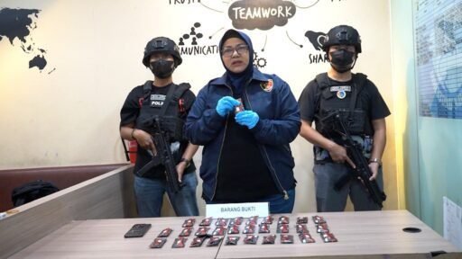 *POLDA METRO JAYA MENGGAGALKAN PENDISTRIBUSIAN 30 PCS NARKOTIKA ETOMIDATE DI JAKARTA BARAT,1 ORANG DIAMANKAN* *POLDA METRO JAYA MENGGAGALKAN PENDISTRIBUSIAN 30 PCS NARKOTIKA ETOMIDATE DI JAKARTA BARAT,1 ORANG DIAMANKAN*