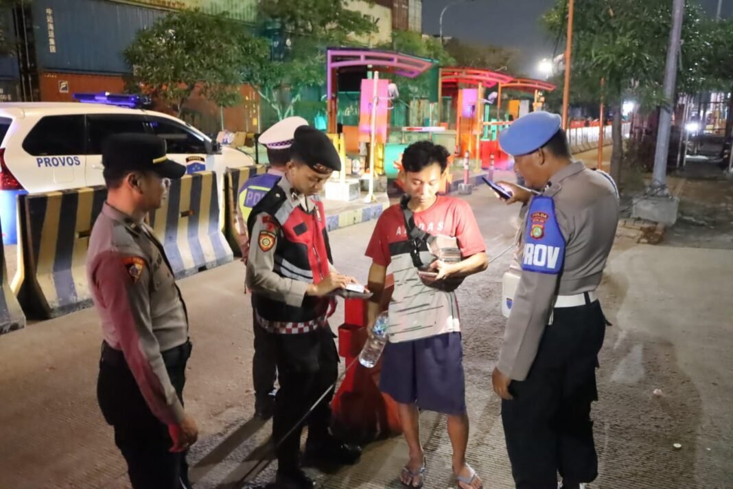 *Polres Pelabuhan Tanjung Priok Gelar Patroli Cipta Kondisi,Antisipasi Begal & Gangguan di Kawasan Pelabuhan* *Polres Pelabuhan Tanjung Priok Gelar Patroli Cipta Kondisi,Antisipasi Begal & Gangguan di Kawasan Pelabuhan*