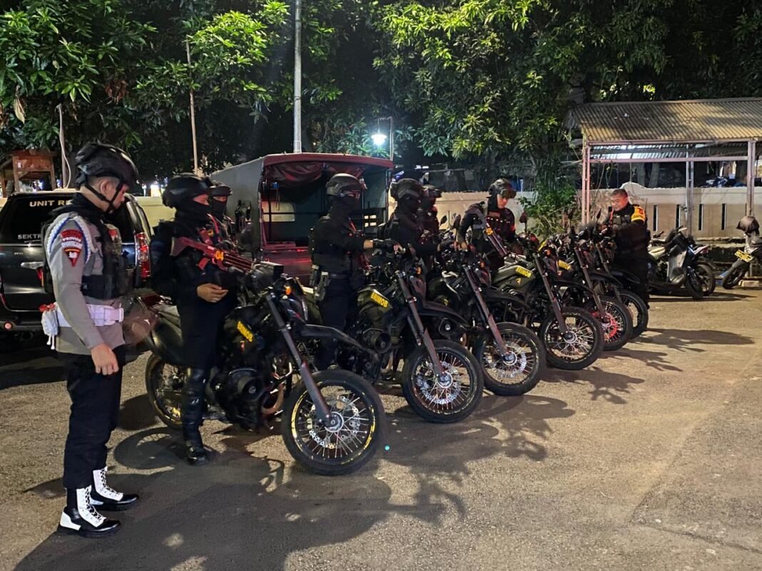 *Brimob PMJ Dan Polres Jaksel Patroli Dini Hari di Blok M, Ratusan Pil Terlarang Diamankan* *Brimob PMJ Dan Polres Jaksel Patroli Dini Hari di Blok M, Ratusan Pil Terlarang Diamankan*