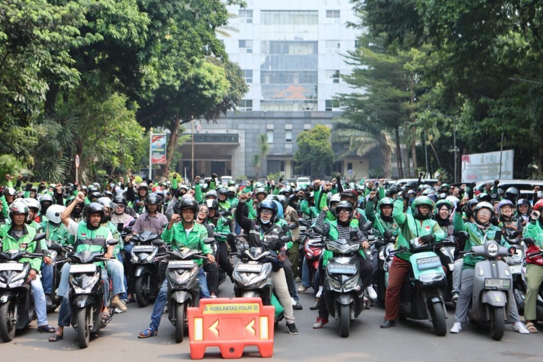 Wujudkan Kemitraan Humanis,Polda Metro Jaya Salurkan 350 Paket Sembako untuk Pengemudi Ojol di Jumat Peduli* Wujudkan Kemitraan Humanis,Polda Metro Jaya Salurkan 350 Paket Sembako untuk Pengemudi Ojol di Jumat Peduli*
