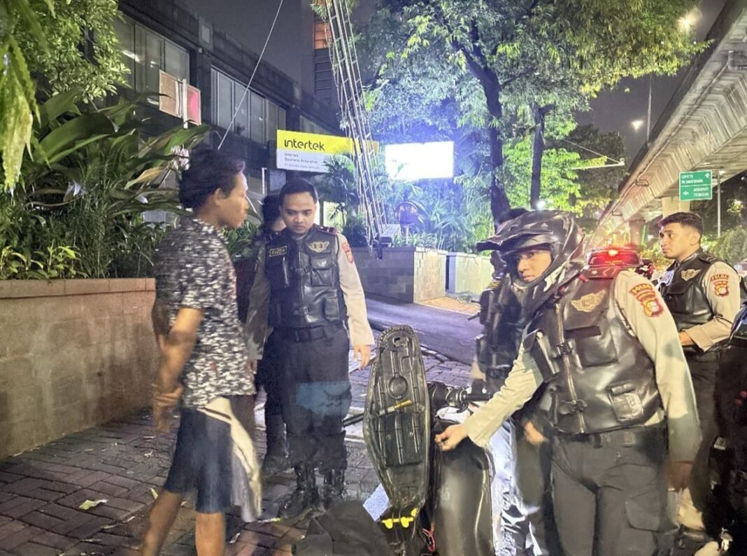 *Tim Perintis Presisi Amankan 15 Orang di Jaktim, Sita 7 Celurit* *Tim Perintis Presisi Amankan 15 Orang di Jaktim, Sita 7 Celurit*